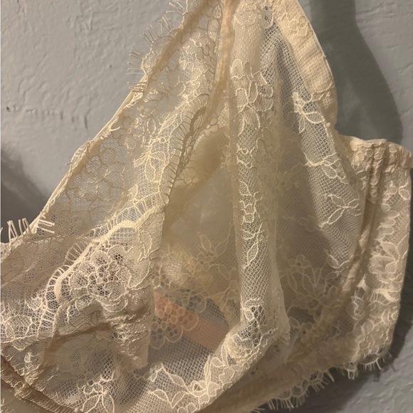 White/ivory unlined dream angels demo bra Victoria’s Secret- size 42g - Picture 4 of 11